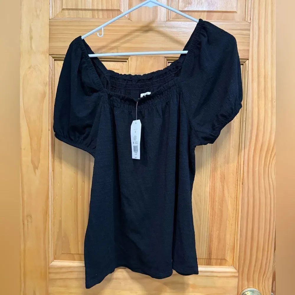 NWT Wonderly size S Black Puff Sleeve Blouse